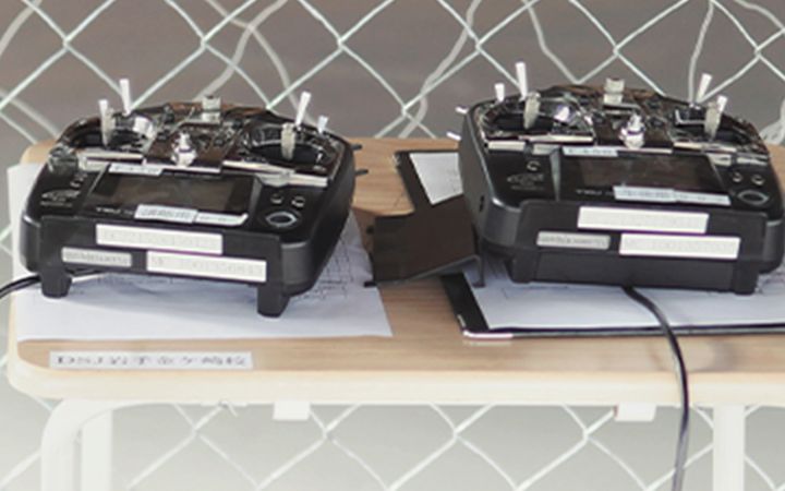 操縦が難しいF450を用いた指導を行っており、GPSに頼らない飛行技術を身につけることができます。