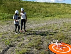 実技では、ドローン操縦に必要な基礎的操作方法等を学びます。