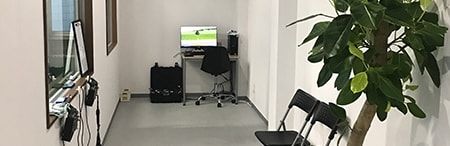 奥にある操縦室。 こちらにもシュミレーターを置いています。