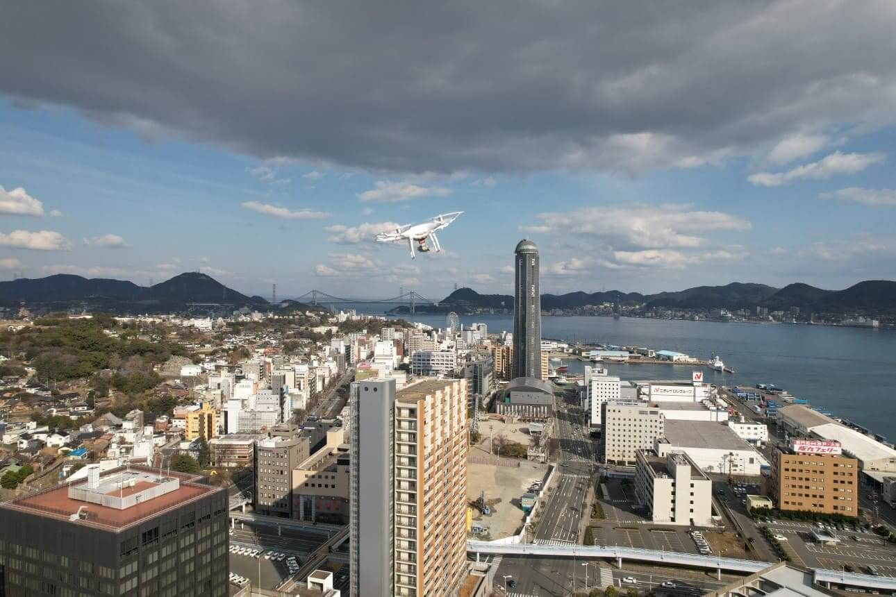 山口の上空を飛ぶドローン