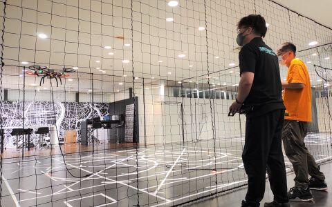 屋内でドローンを飛ばす男性