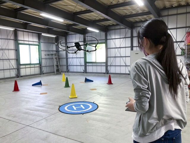 天候等に左右されることのない室内にて実機で訓練を行います。GPS が効かない状況で、国土交通省が定める内容を実施します。