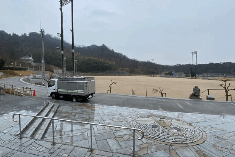 広大な敷地内で初心者でも安全に飛行できるような設備