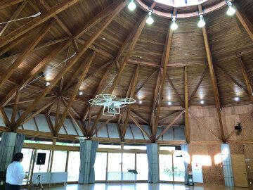 天候に左右されることなく、室内で実機講習を実施。 GPSがきかない状態で、 国土交通省が定める訓練を実施いたします。 ※実技試験アリ