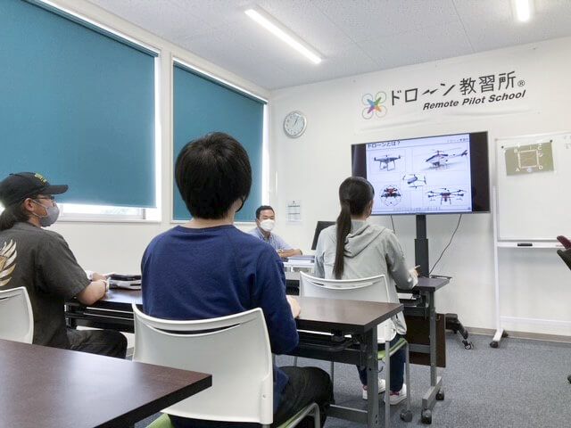 基礎的な操作から危険を伴う訓練も、安全に実施可能。バッテリーの充電を気にせずに訓練できます。国土交通省申請の訓練時間にも含まれます。