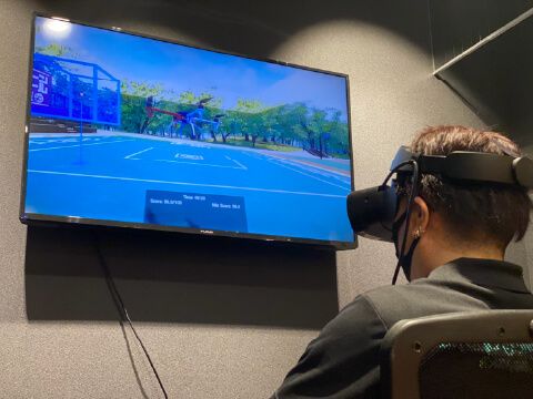 VRでドローン操作する男性２