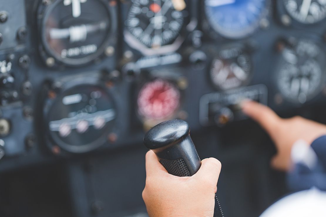 本校の教員は実際の飛行機を操縦できる資格を有しており、飛行・操縦に関わる深い知識や見識、技術を持っています。
