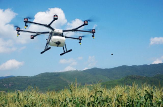 座学では、飛行申請、ドローンの構造や仕組み、法律・ルール等を学びます。