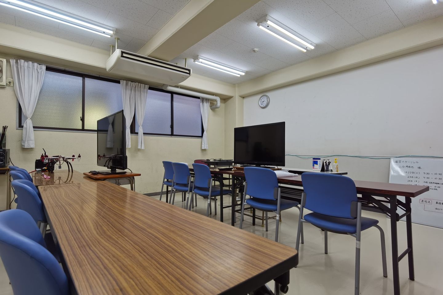 練習場と同じ建物内にあります