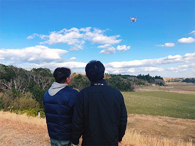 教習を受けてもやはり初めてのフライトには不安があると思います。 当スクールでは、安全な環境下でインストラクターがサポートする校外フライトも行っており、お客様の 大空デビューまでをサポートします。