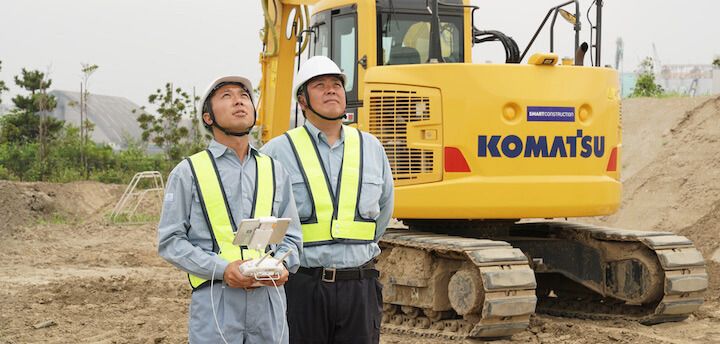 工事現場でドローンを飛ばす作業員