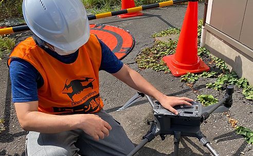 ドローンを整備する男性