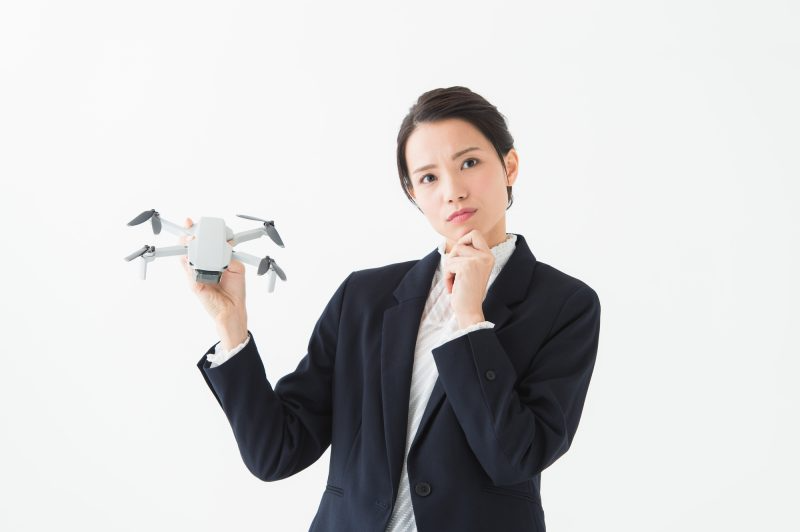 ドローンを持つ女性