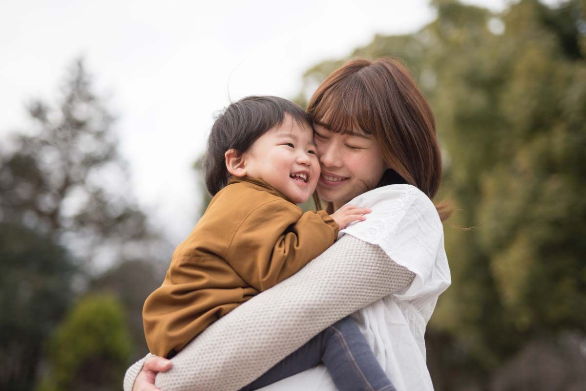 子供を抱き抱える母親
