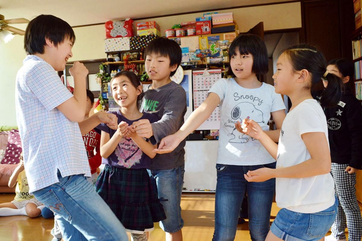 子どもたちが楽しく遊ぶ様子