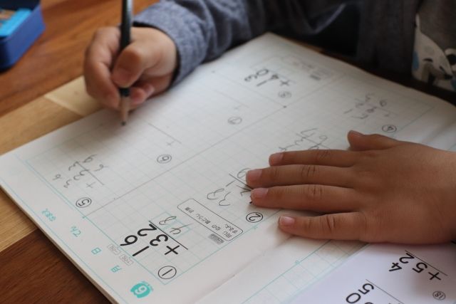 授業参観　子どもに話しかける