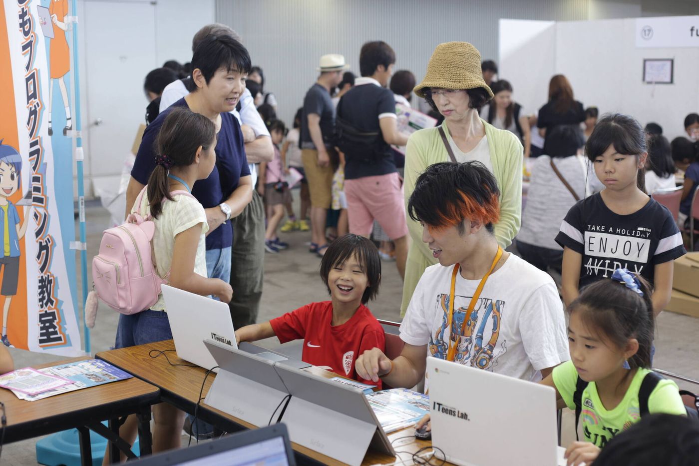 生徒と講師が一緒に遊びながら学ぶ様子