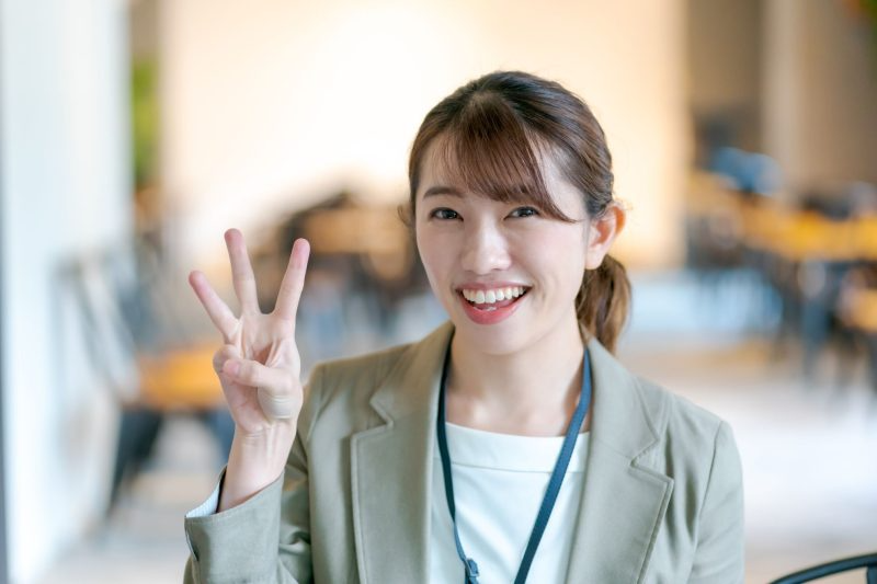 3を表す女性の画像