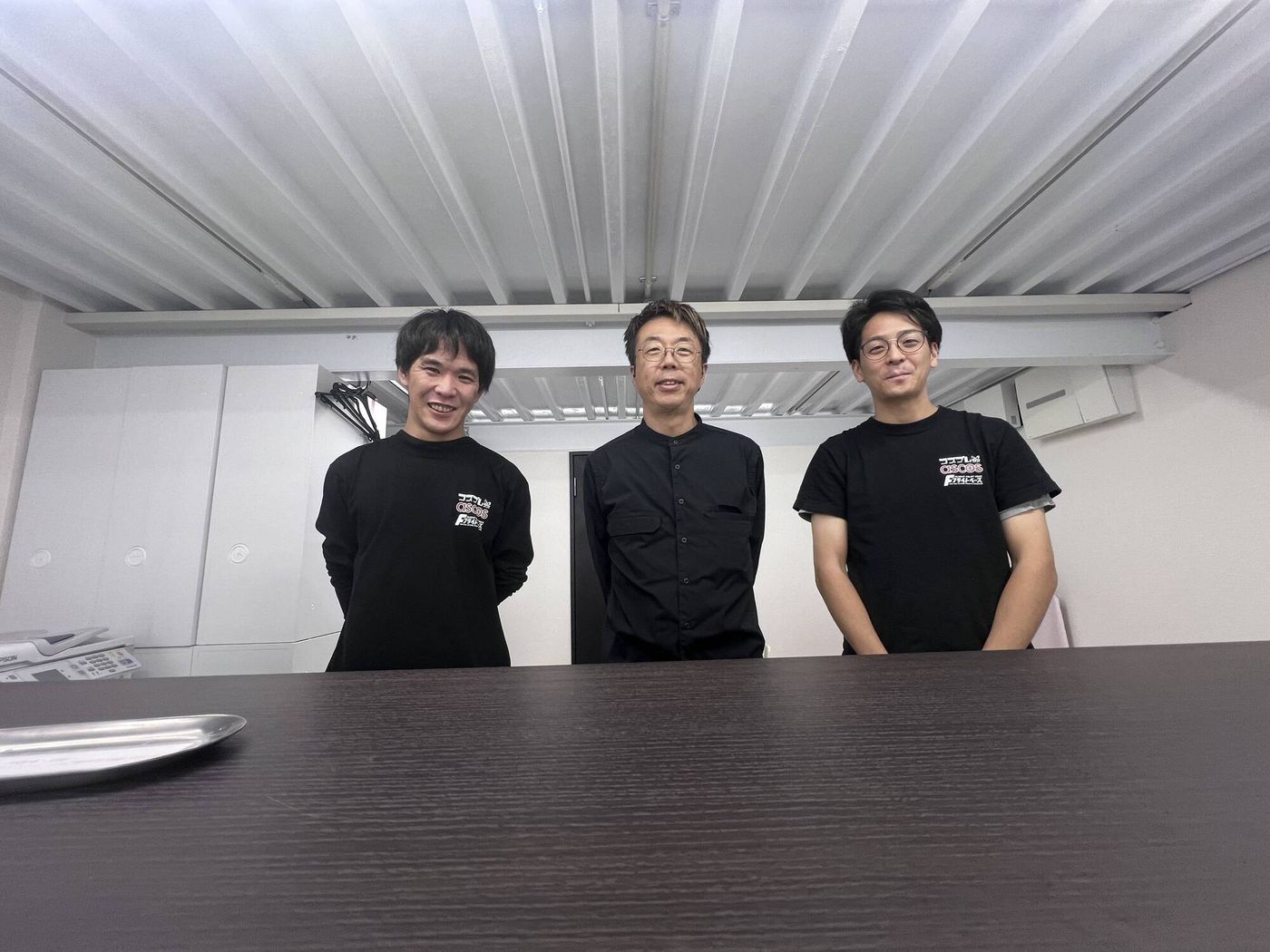 大阪梅田近くのドローンを飛ばせる屋内飛行場フライトベースのスタッフと代表