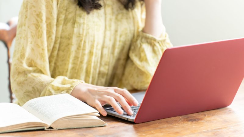 パソコンで学ぶ女性