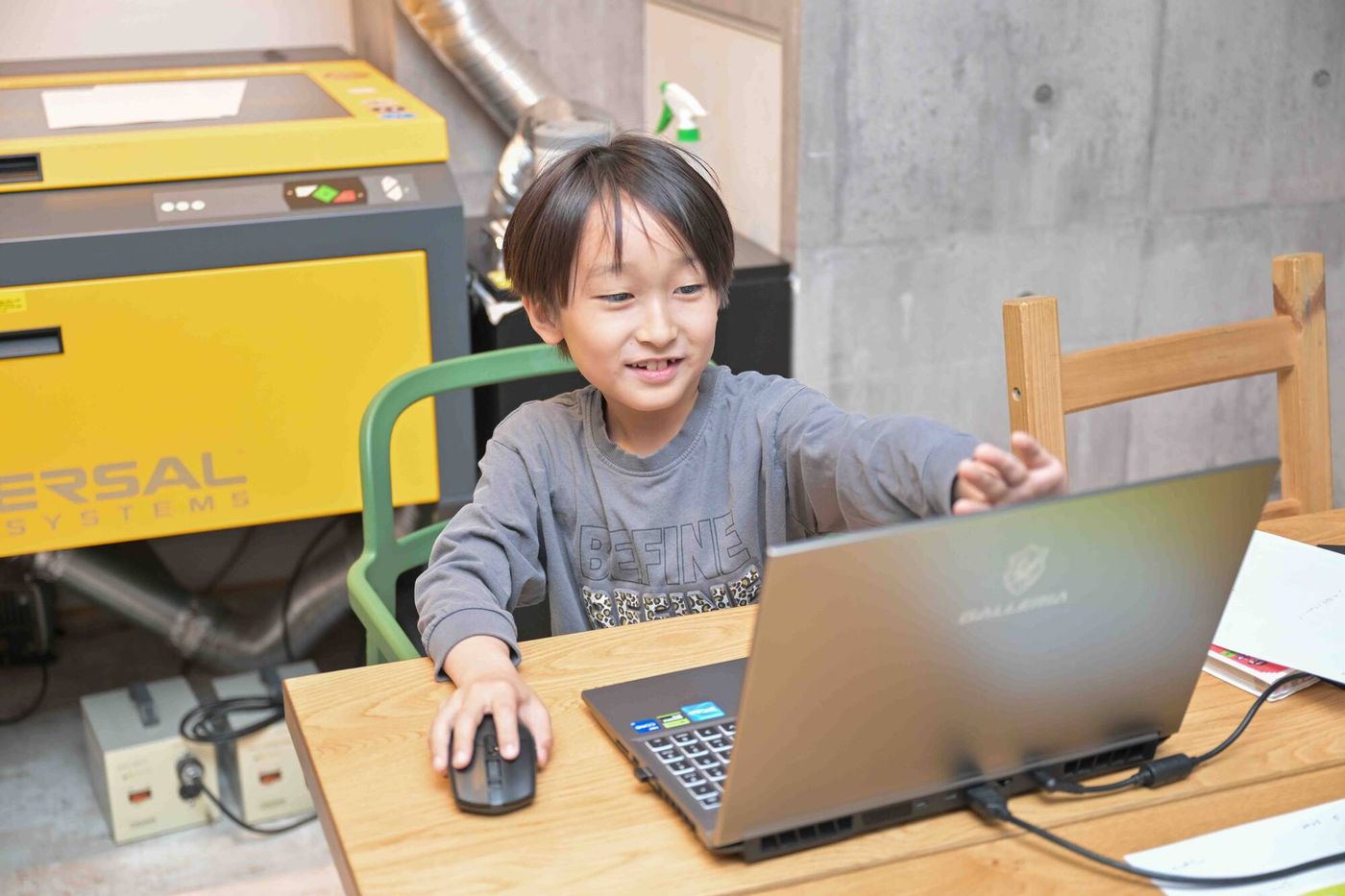 パソコンでゲームをプログラミングする小学生の男の子