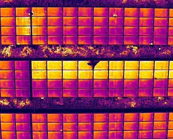ドローンによる太陽光パネル点検の赤外線点検イメージ