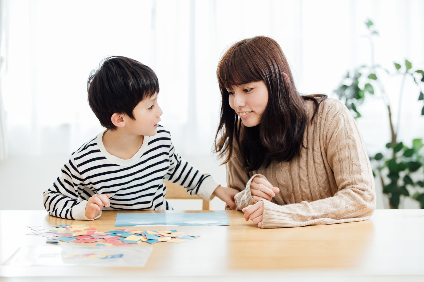 ワンダーボックスを楽しむ親子の画像