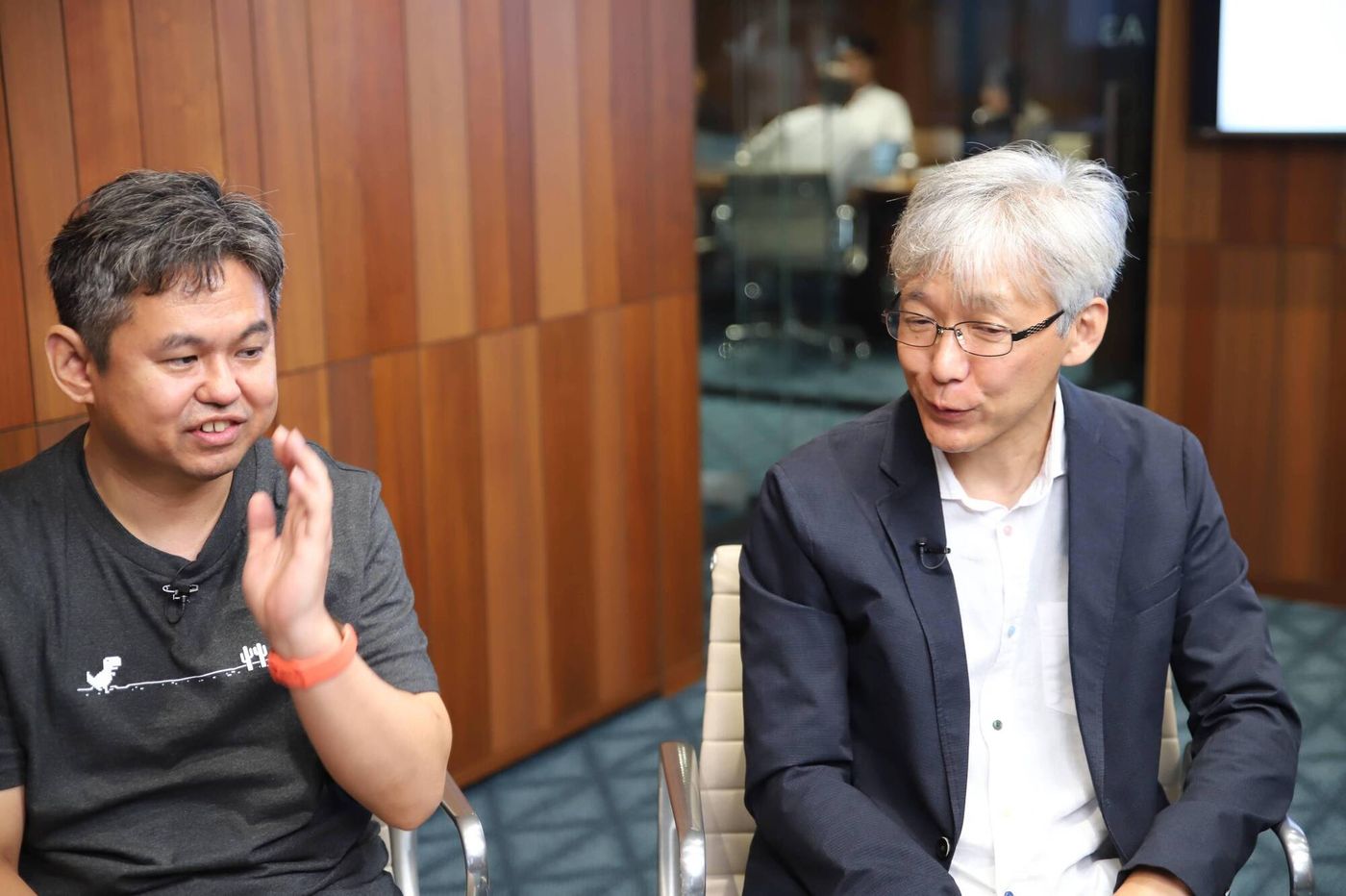 プログラミング教育について語る田中氏と及川氏の写真
