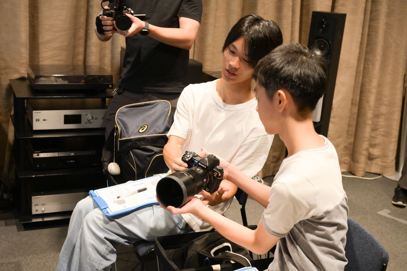 重い！次の人に渡すのもひと苦労!?　実物を触ってみて感じることが大事