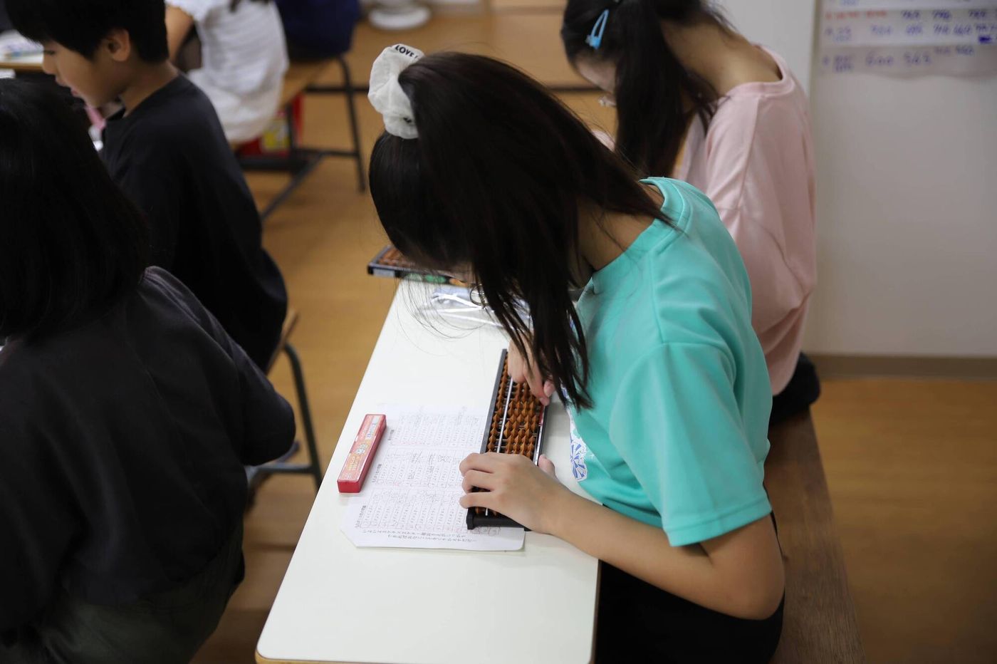 そろばん教室（豊洲）でそろばんをはじく小学生の写真