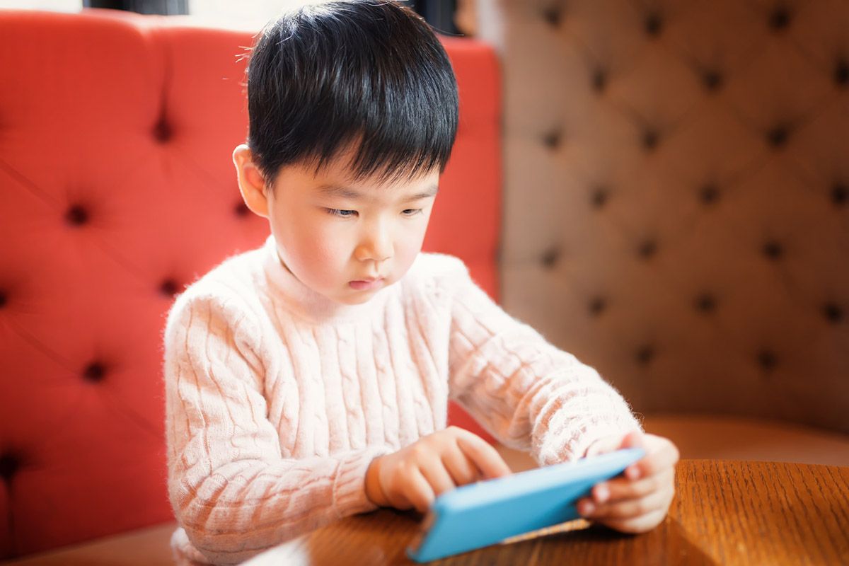 スマホを使う子ども
