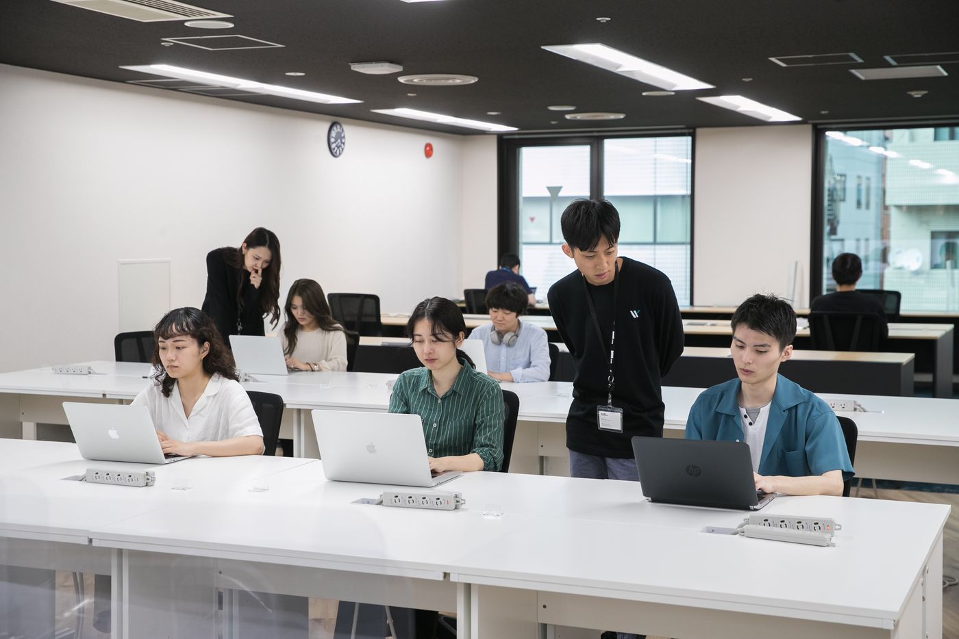ノートパソコンを使用している人々のグループ