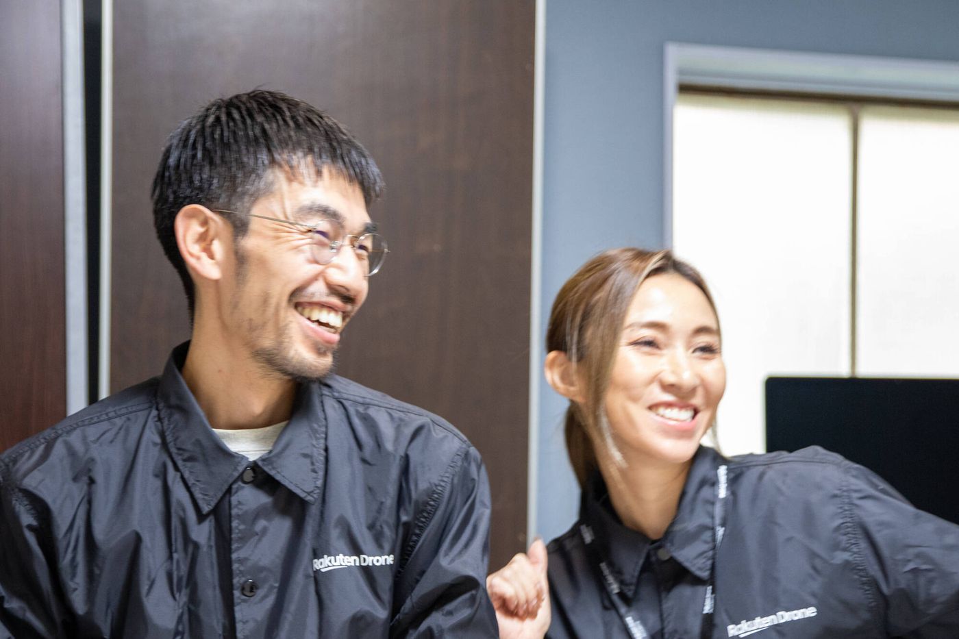 楽天ドローンアカデミー東京校の運営責任者とインストラクターの写真