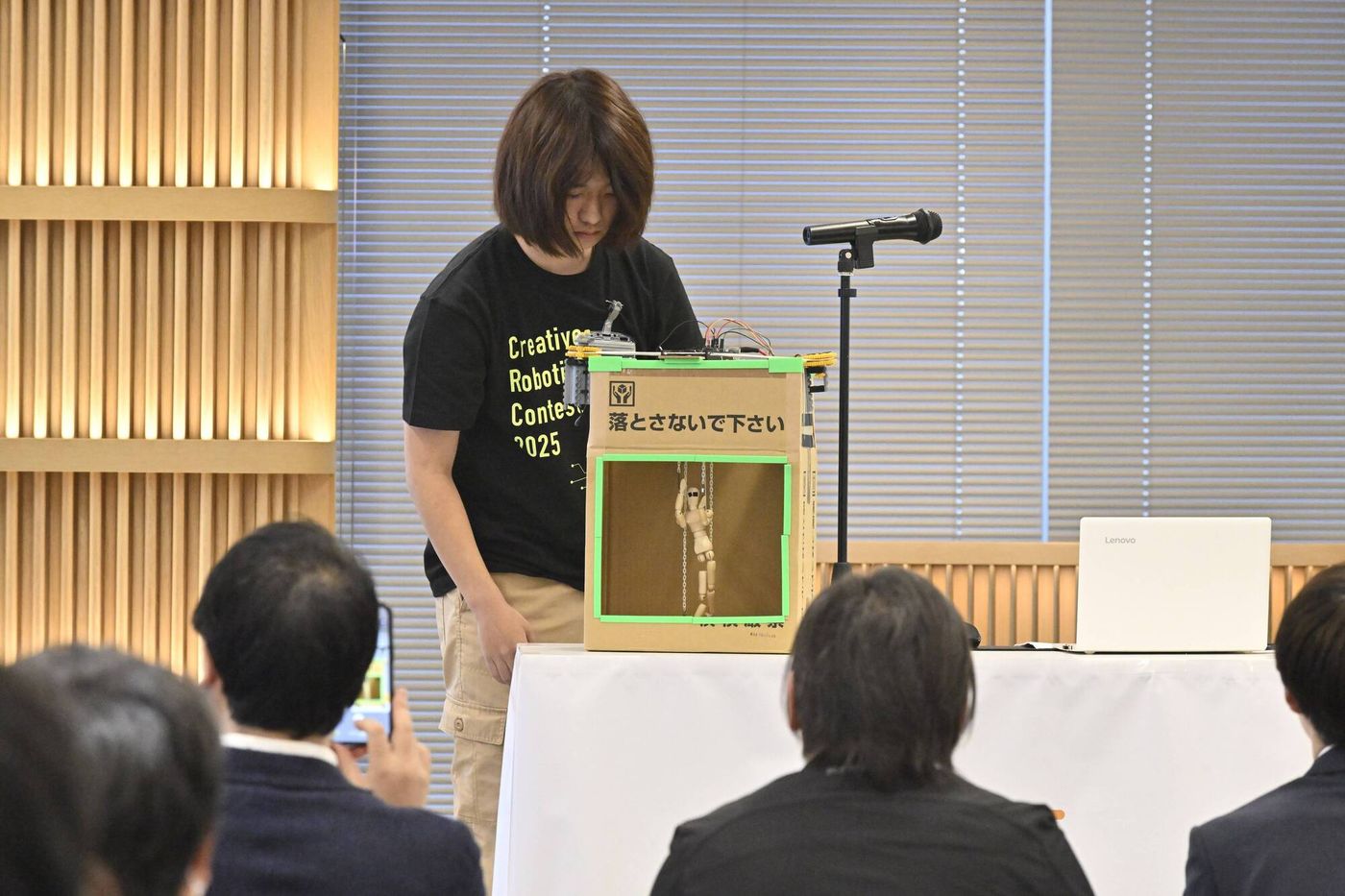 クリエイティブロボティクスコンテスト2025でロボット作品をプレゼンする参加選手