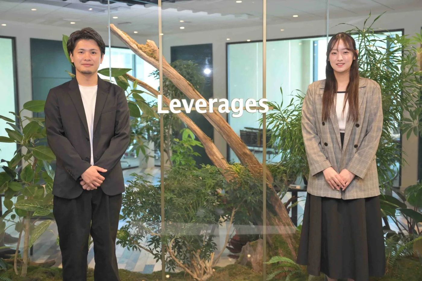 レバテック株式会社 ITソリューション事業部 Webエンジニアグループの石井さん、同グループ キャリアアドバイザーの伊部さん