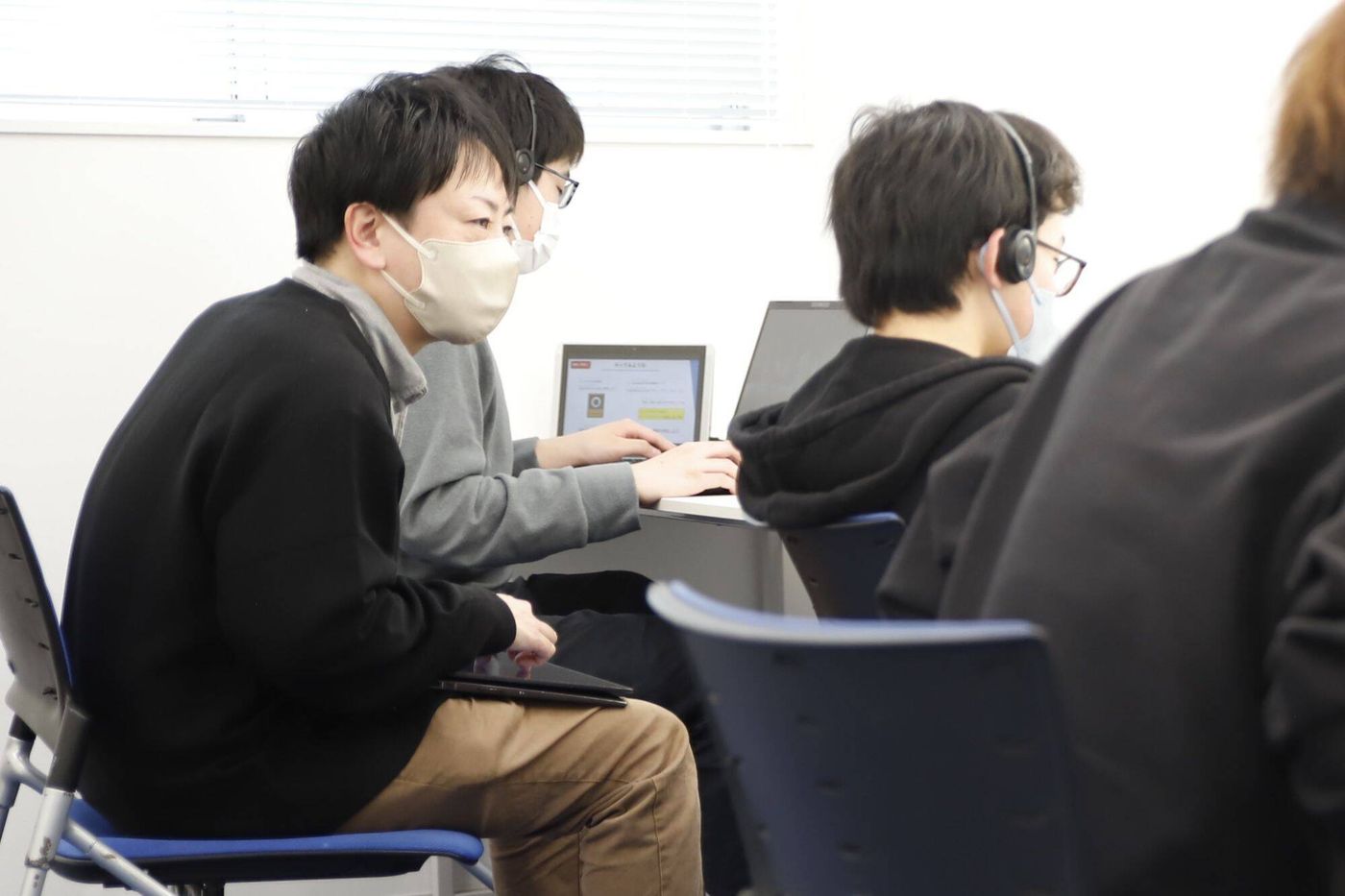 山形県山形市で人気の少人数制・個別指導のプログラミング教室「ピタゴラミン山形校」の塾長である高内 秀和さんの指導の様子