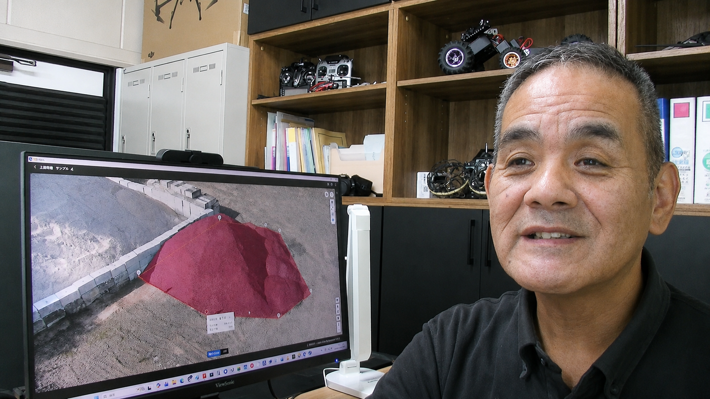 ドローンの土量測定に関する質問に答えるスカイプロドローンスクールの田村氏