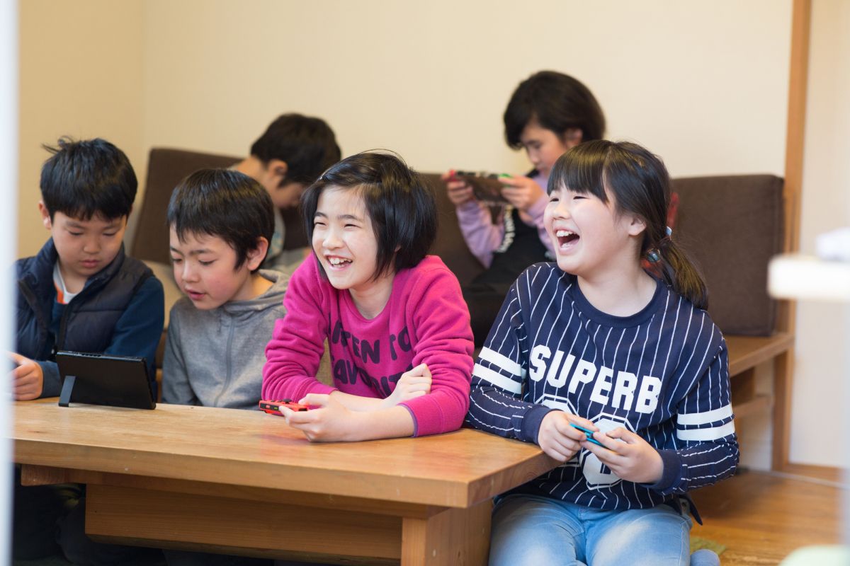 テーブルの上に座っている子供たちのグループ
