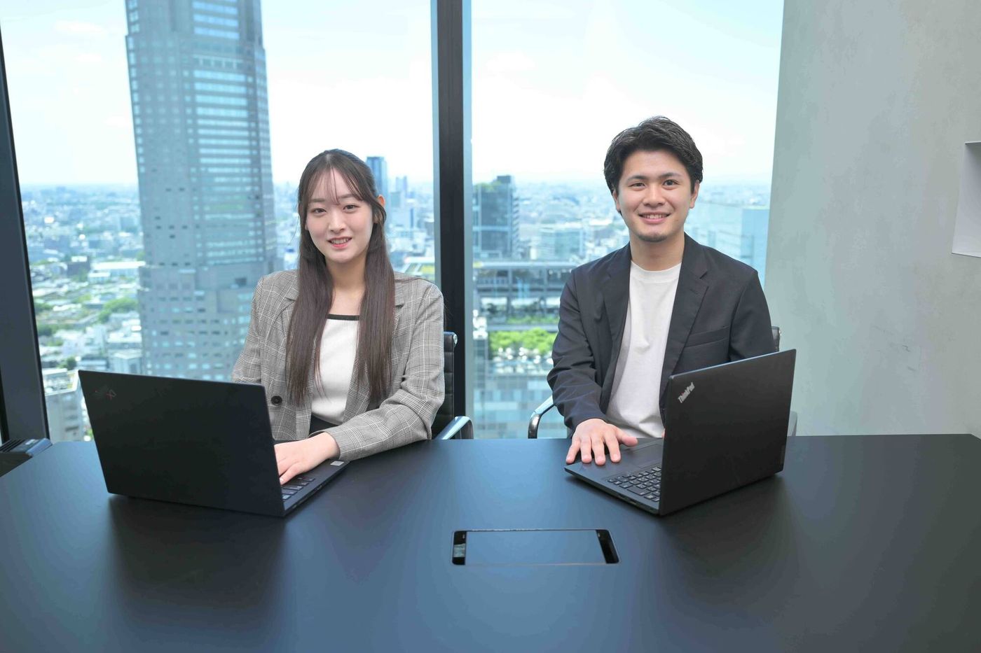 PCを使っている石井さんと伊部さん