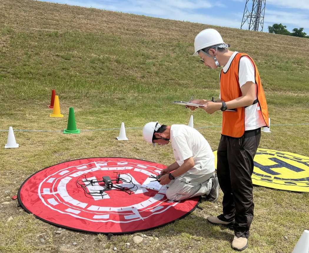ドローンスクールDSA岐阜校のドローン飛行・操縦の指導風景