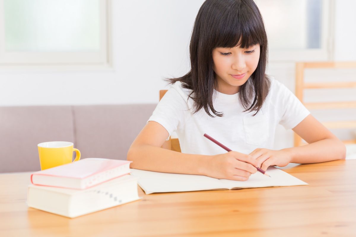 勉強している女の子
