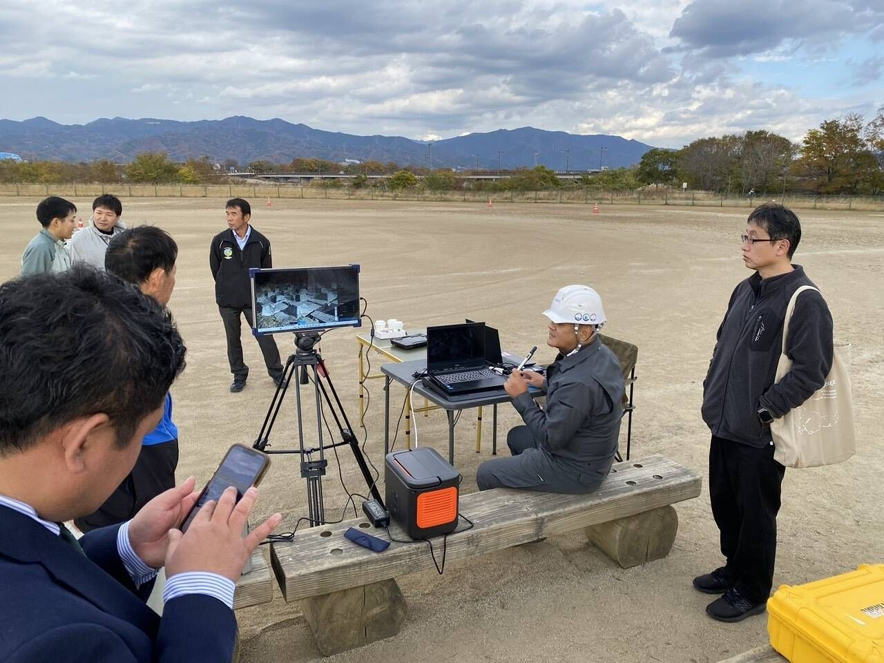 スカイプロドローンスクール・田村氏による測量講習会の様子