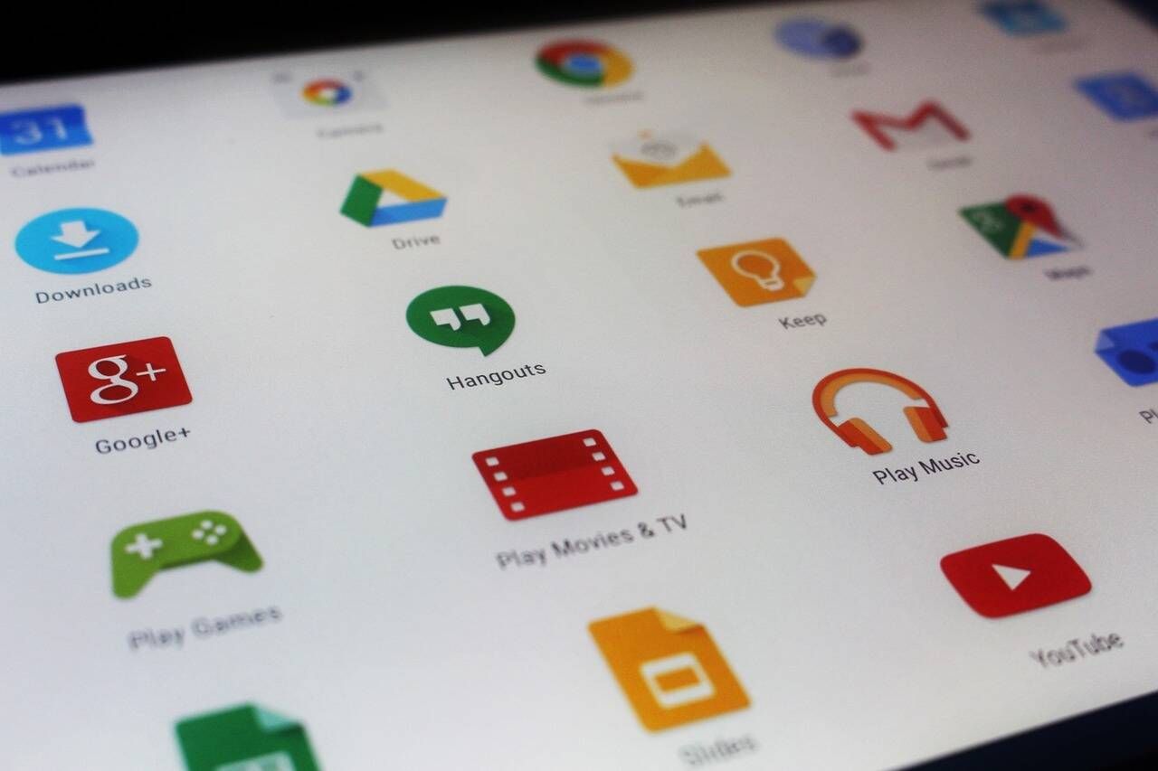 タブレットの画面とYouTubeのアイコン