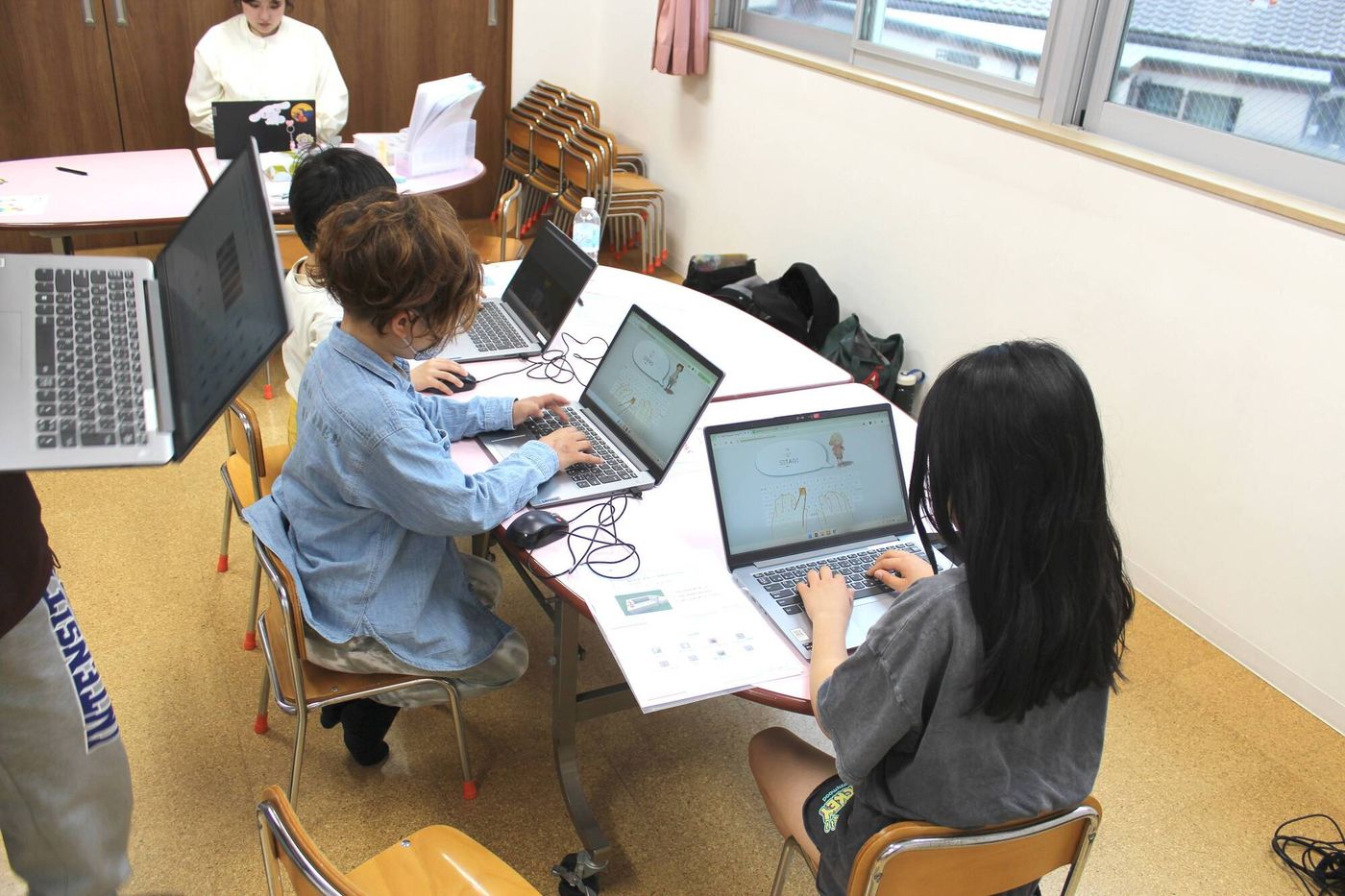タイピング練習をする小学生