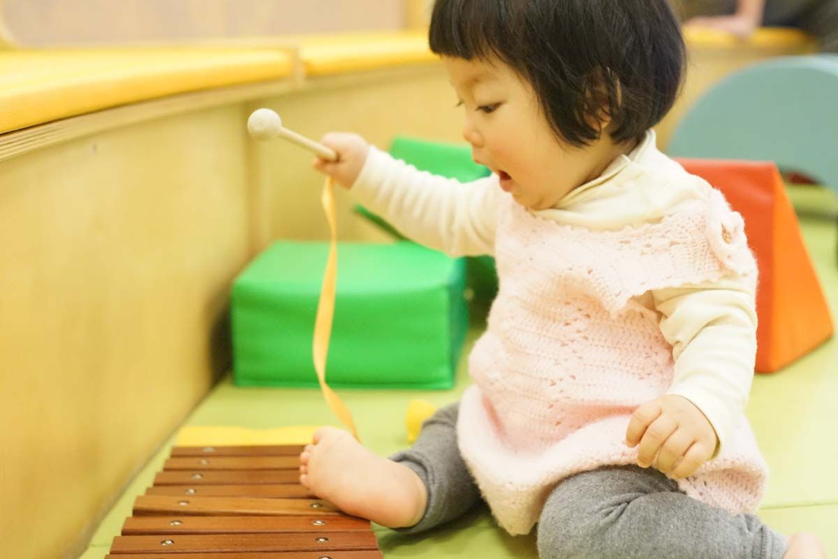 楽器で遊ぶ子供