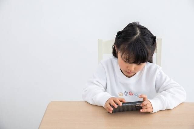 ショート動画を見る女の子の姿
