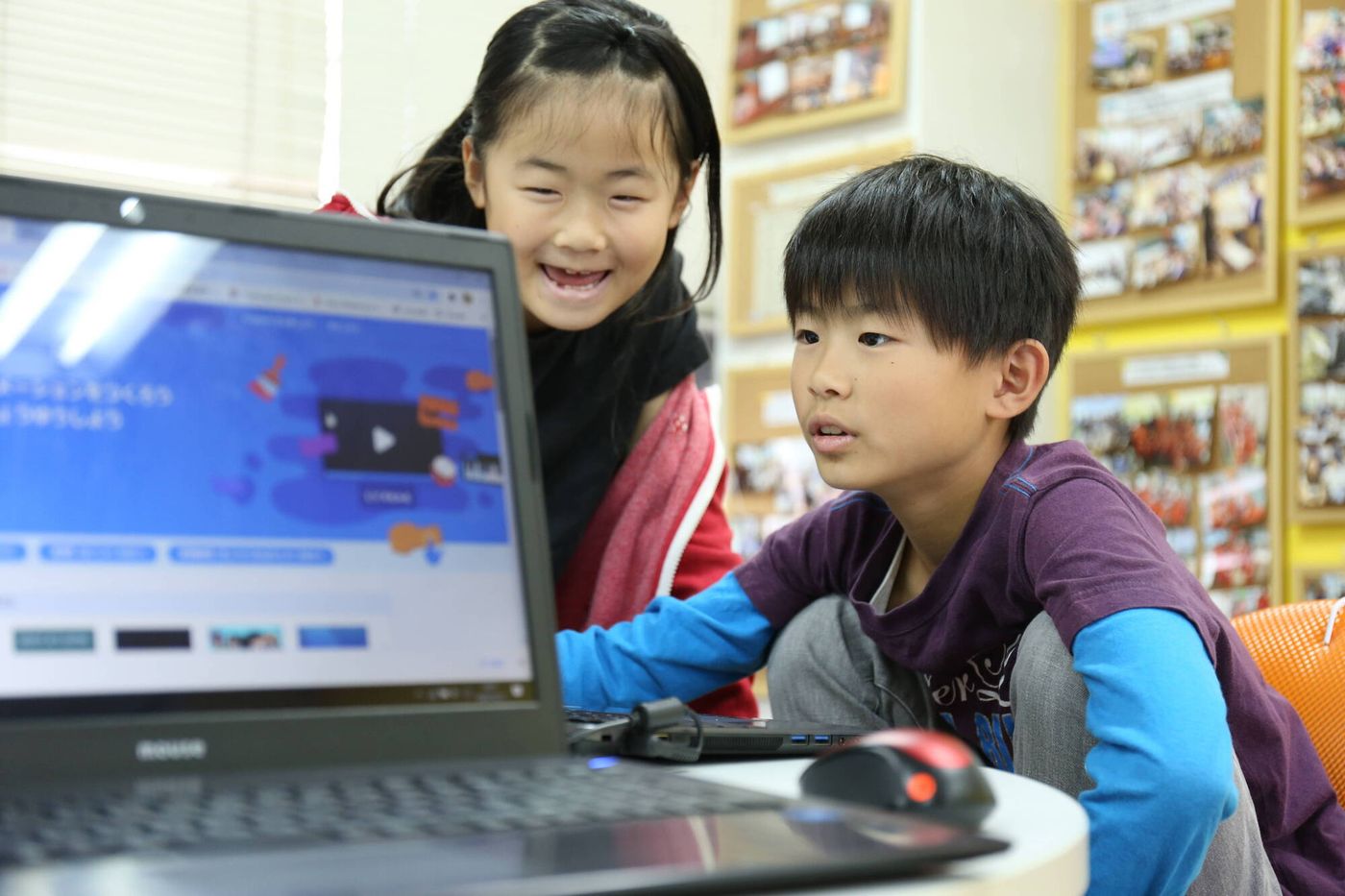 ミラプロフィットで楽しそうにプログラミングを行う子どもたち