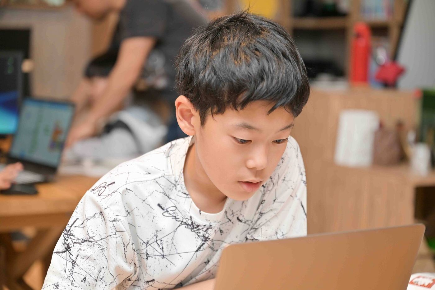 モニターを真剣に見つめる男の子の姿