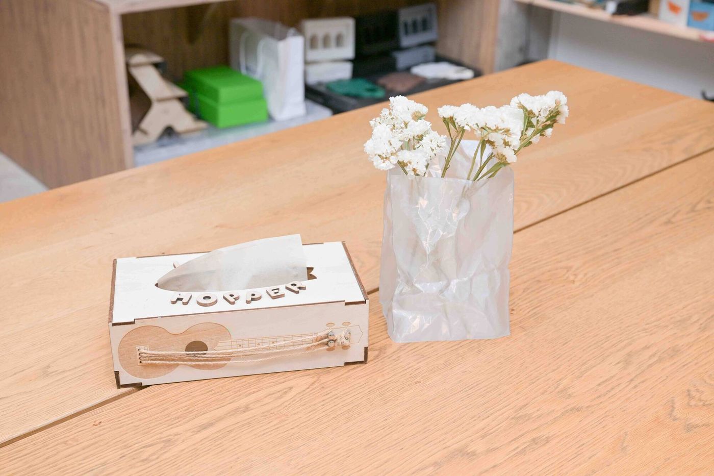 3Dプリンターやカッターで作られたティッシュボックスと花瓶