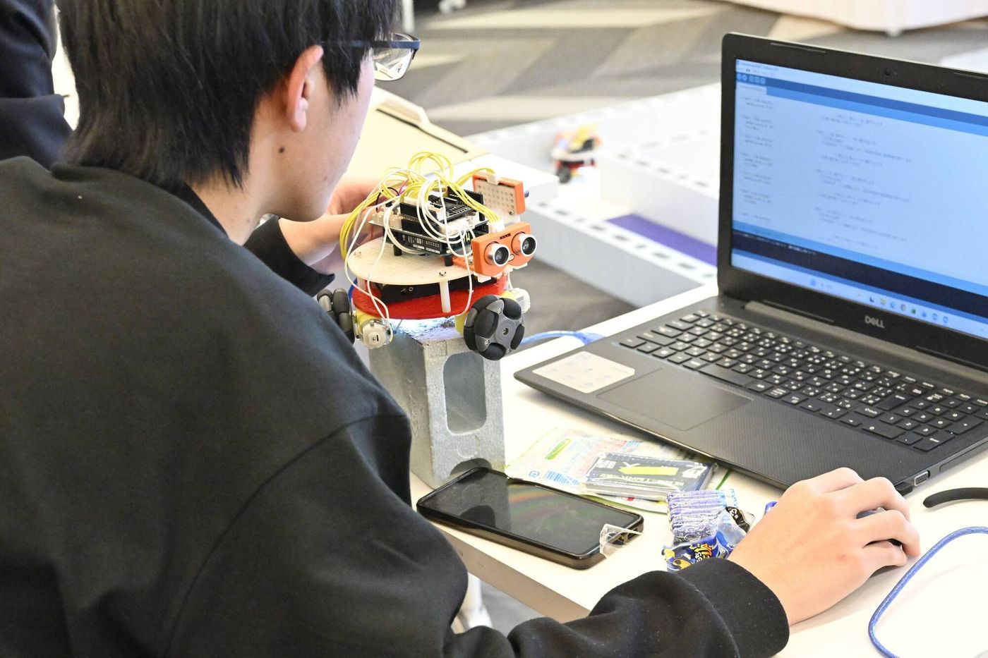 クリエイティブロボティクスコンテスト2025のアタックレースにでる選手の姿